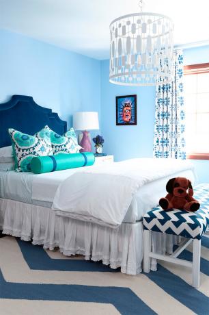 صورة لغرفة نوم بظلال زرقاء
