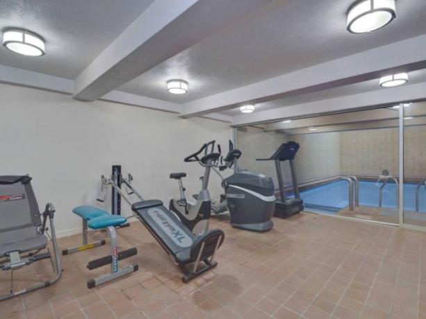 في الطابق السفلي هناك صالة ألعاب رياضية مع معدات اللياقة البدنية، ومنتجع صحي وساونا.