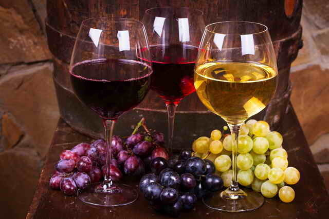 14 وصفات من النبيذ من العنب محلية الصنع