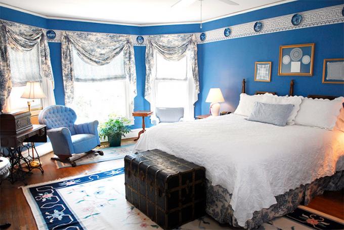 صورة لغرفة نوم بجدران زرقاء لتقليل المساحة