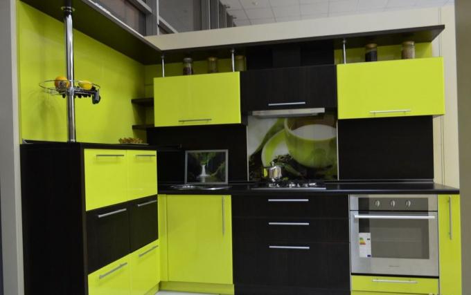 مطبخ أخضر (42 صورة): الديكور الداخلي باللون الأخضر الفاتح والألوان الأخرى والتعليمات والفيديو والصور