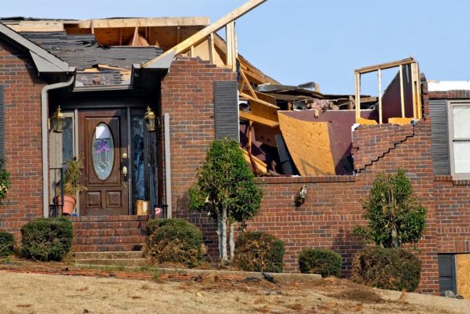 حصل بيت من الطوب أيضا عدد غير قليل خلال إعصار. (الصورة مأخوذة من صور خدمة ياندكس)