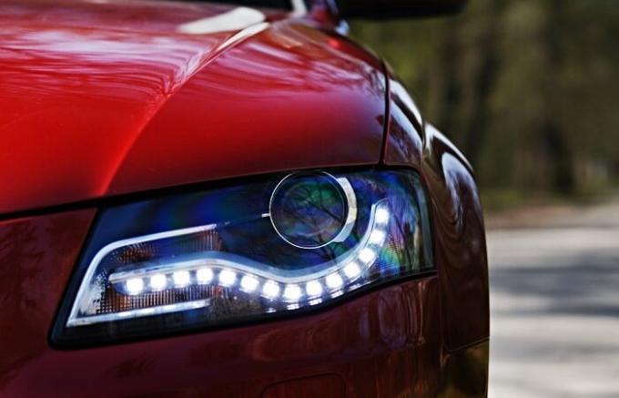 مصابيح LED في المصابيح الأمامية للسيارات.