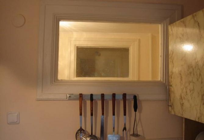 نافذة بين المطبخ والحمام اللازمة للإضاءة الطبيعية لهذه الأخيرة.