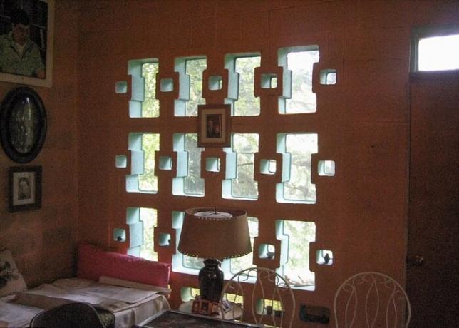 الإضاءة الأصلية مع النوافذ غير عادية.