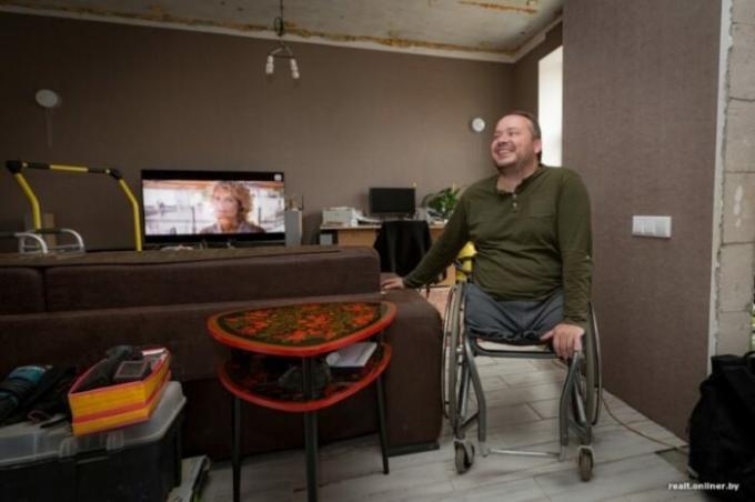 مواطن فياتشيسلاف مينسك هو بناء منزل ويحلم شرفة مريحة.