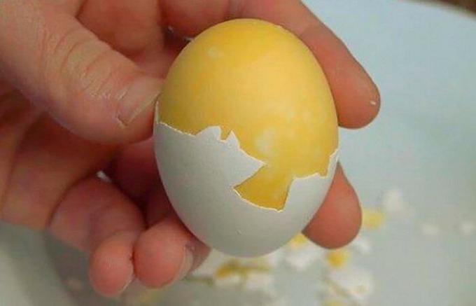 كيفية سلق بيضة صفار بها.