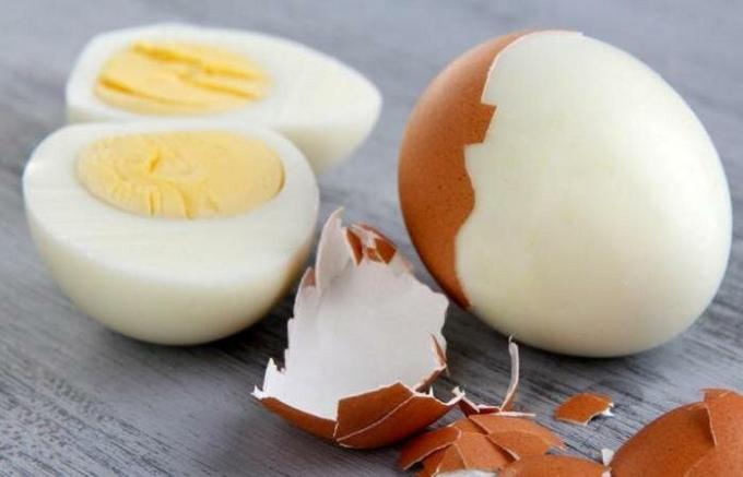 كيفية طبخ البيض قذيفة قفز إلى أسفل دون أي مشاكل.