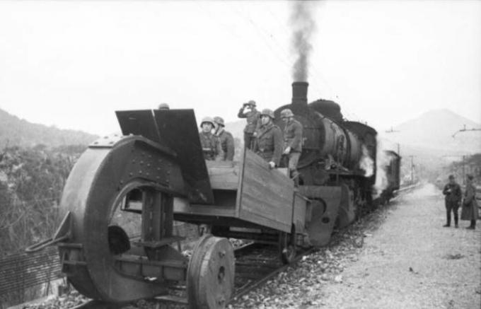 لماذا فعل الألمان في الحرب العالمية الثانية كانت تعلق على القطارات السنانير الكبيرة.