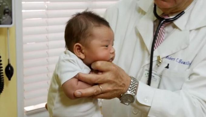 كيفية تهدئة بكاء الطفل لبضع ثوان: مجلس طبيب الأطفال مع 30 عاما من الخبرة