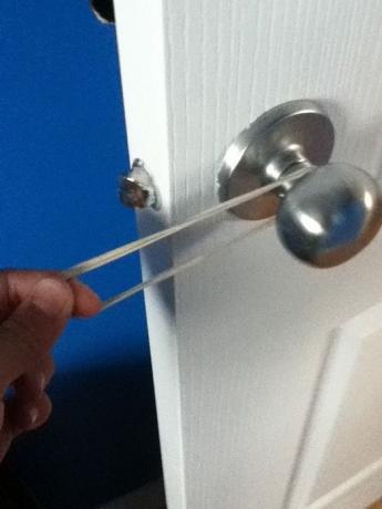 كيفية فتح أي باب من دون اليدين