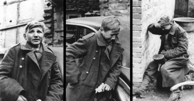 البكاء جندي ألماني يبلغ من العمر 15 عاما.