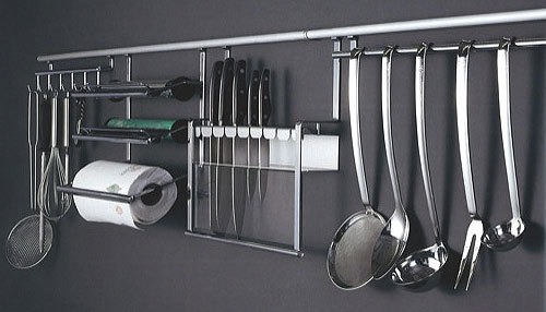 يمكن وضع أي أدوات مطبخ على سكة التعليق.