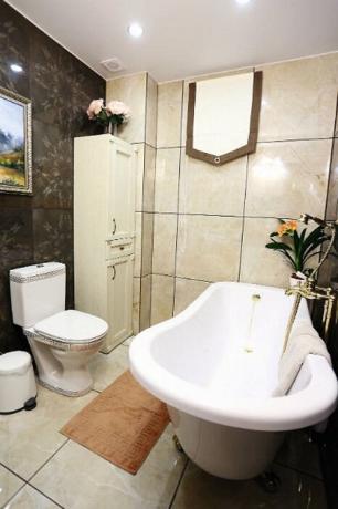الحمام في منزل ريفي الورود Syabitova.