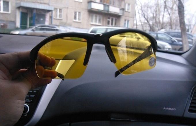 نظارات الصفراء للقيادة ليلا: مساعدة حقيقية أو وهمية الترويجية
