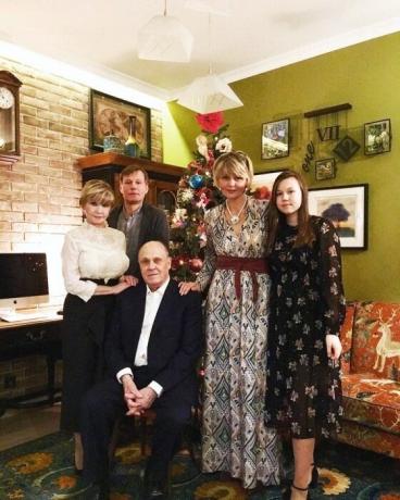 عائلة النجوم تجميعها في الشقة بعد إصلاح (جوليا مينشوف مع عائلته الشهيرة).