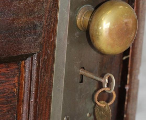 الغموض، الذي افتتح في وقت لاحق 70 عاما ذهب وريث شقة، وتخوض مع مفتاح من 1939