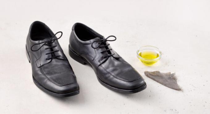 أحذية يمكن تنظيفها جيدا مع زيت الزيتون. / صور: img.thrivemarket.com
