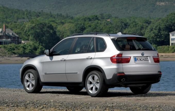 متوسطة الحجم الفاخرة كروس BMW X5 الجيل الثاني. | صور: autodmir.ru.