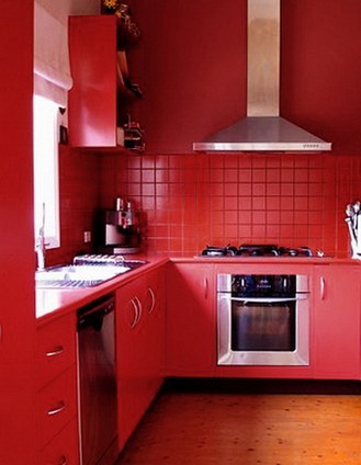 اللون الأحمر في داخل المطبخ