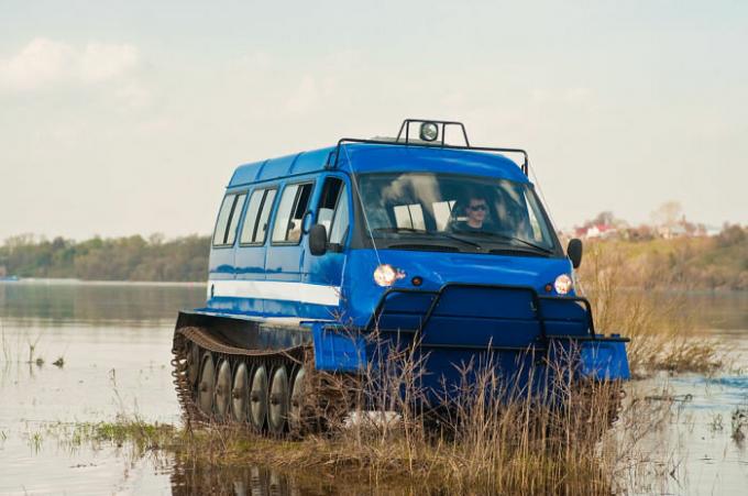 المركبات مجنزرة GAZ-34039 "إيربيس" على الواجهة البحرية.