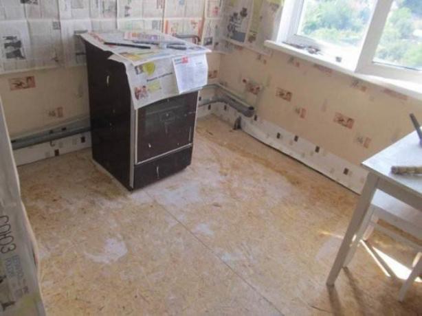 إصلاح أرضية في المطبخ في خروتشوف.