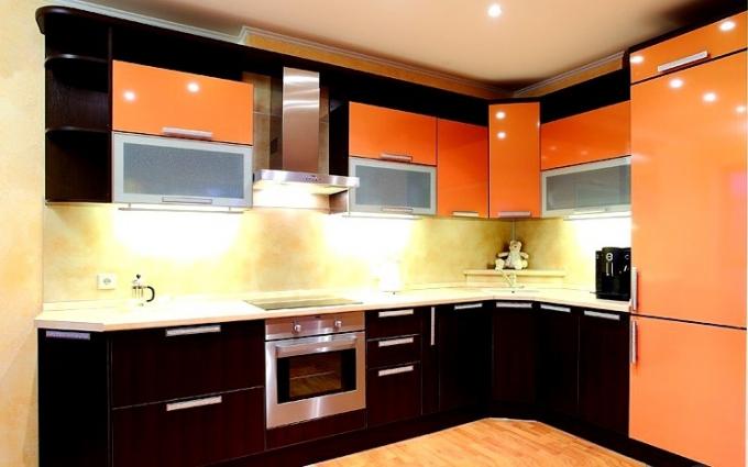 تصميم المطبخ بألوان برتقالية