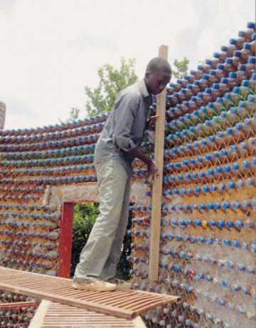 منزل من الزجاجات البلاستيكية قرر الشاب أن تفعل شكل دائري. | صور: ezermester.hu.