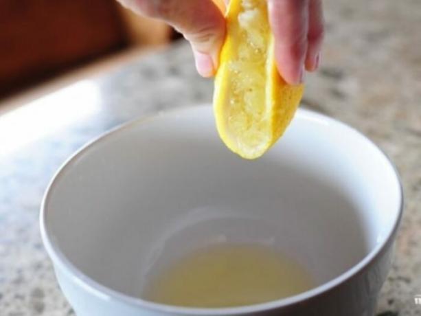 والليمون يساعد على التخلص من رائحة في الثلاجة. الإعلان. 