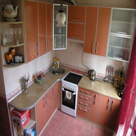 كيفية تجهيز مطبخ صغير (45 صورة) 5 أمتار مربعة بيديك: تعليمات الفيديو لترتيب غرفة مطبخ صغيرة ، الصورة والسعر