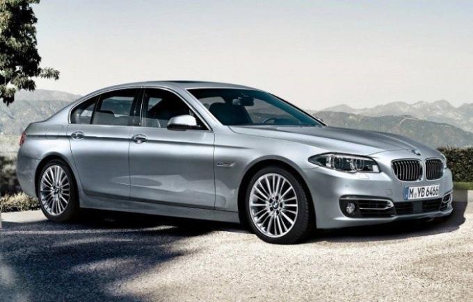 الفضة في درجة رجال الأعمال سيدان BMW 535i 2014. | صور: cheatsheet.com.