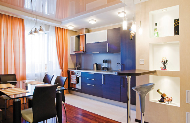 التقسيم الصحيح هو ما يبدأ تصميم مطبخ غرفة المعيشة بمساحة 15 مترًا مربعًا.