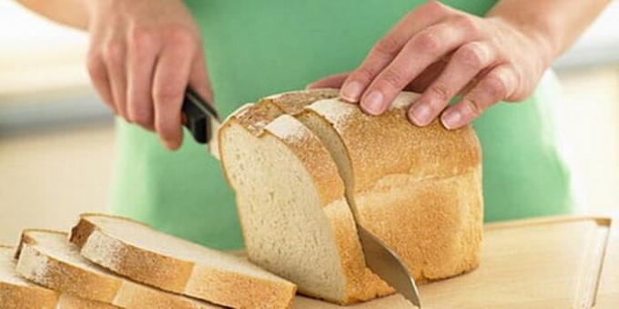 كيفية خفض الخبز الطازج، لذلك لا تنهار.