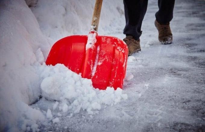 وهناك طريقة بسيطة لإذابة الجليد والثلوج من الطريق لتطهير المنزل أو المرآب