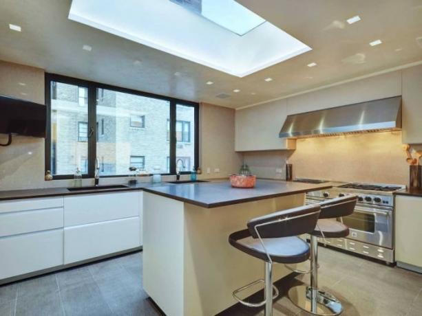 المطبخ هو على يضيء المستوى الخامس من خلال كوة في السقف ومجهزة معظم المعدات الحديثة.