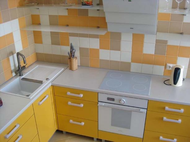 تجنب الأشكال غير المنتظمة والألوان الطنانة ، مجموعة المطبخ البسيطة المصنوعة منزليًا ذات الشكل البسيط هي خيارنا.
