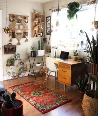 مكتب منزلي بوهو ، زاوية مع طاولة خفيفة ، مكرامية حجاب صغيرة ، نباتات داخلية