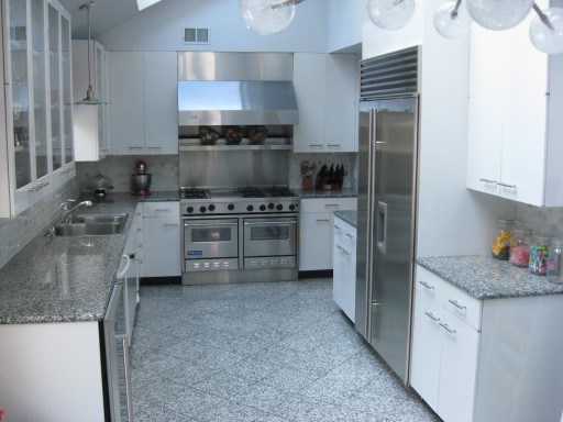 تُظهر الصورة خيار التصميم الكلاسيكي: مطبخ رمادي وأثاث أبيض.