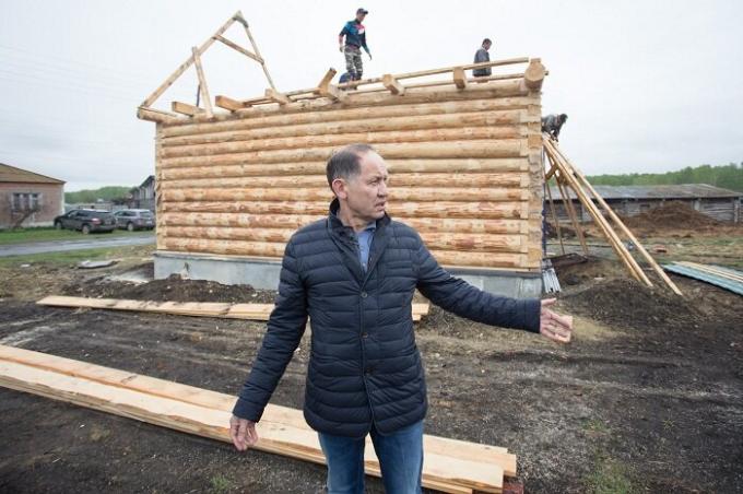 التي رجل الأعمال كامل Khairullin بناء منازل جديدة في قريته سلطانوف (منطقة تشيليابينسك).