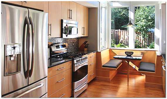 يؤدي ربط الشرفة بالمطبخ إلى توفير مساحة عمل وتحريك منطقة تناول الطعام خارج المطبخ.