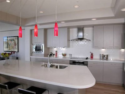 يستخدم هذا المطبخ ثلاثة أنواع من الإضاءة