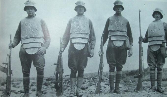 stormtroopers الألمانية في ميادين المعارك الخندق مع المدافع الرشاشة والبنادق، 1918.