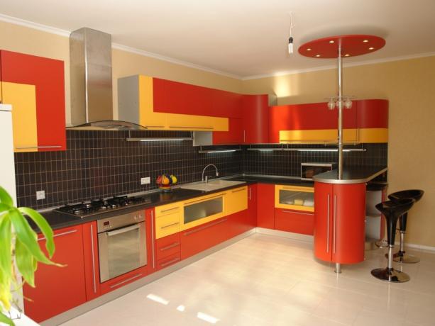 مطابخ حمراء في الداخل (42 صورة): تعليمات فيديو لتزيين المطبخ بيديك وصورتك والسعر