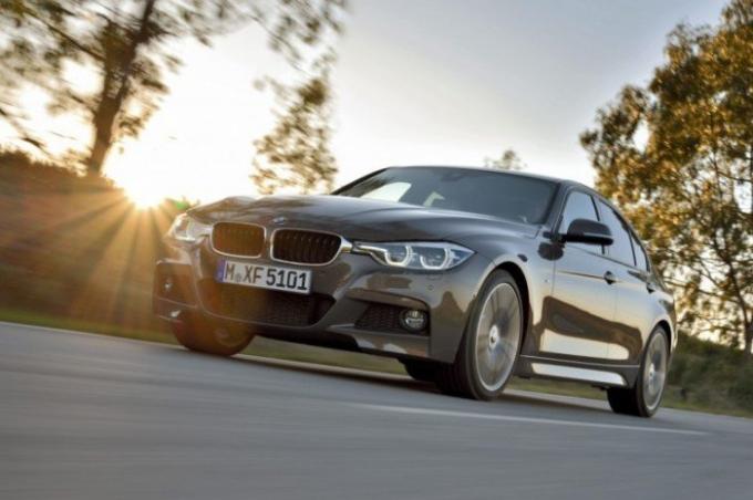 البافارية الشعبية سيدان BMW 3 سلسلة لعام 2015. | صور: cheatsheet.com.