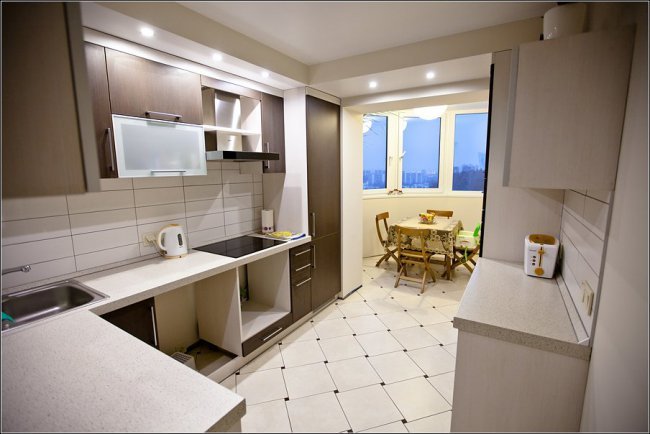 مثال على كيفية توصيل المطبخ بالشرفة عن طريق تفكيك الجدار الخارجي بالكامل.
