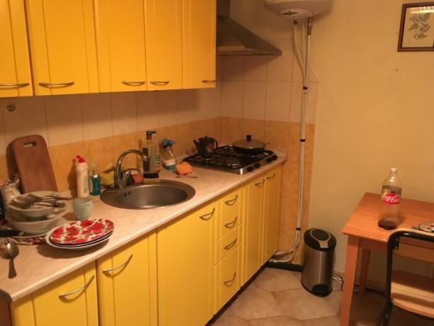 المطبخ في شقة الروسية من العمر 32 من العمر يدعى إيفان.