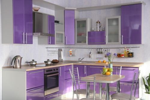 يخلق نظام الألوان الأرجواني الرقيق في داخل المطبخ شعورًا بالراحة ويجلب السلام