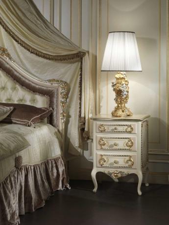 صور طاولات السرير على الطراز الكلاسيكي