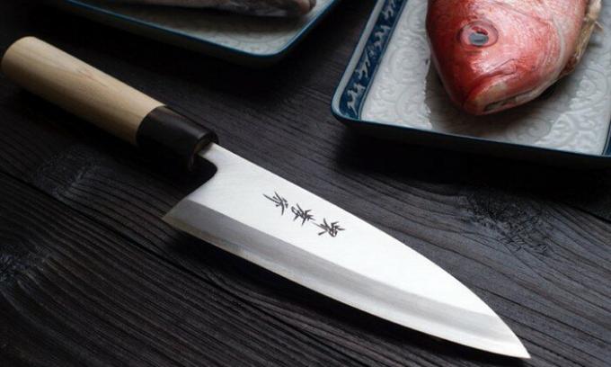 أظهر اليابانيون الطريقة الأصلية للغاية لالسكاكين شحذ بسرعة دون حجر خاص