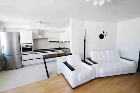 تصميم المطبخ وغرفة المعيشة معًا